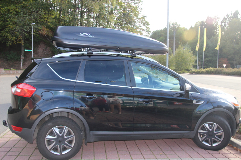 Eine Dachbox mit 530 Litern Volumen auf einem Ford Kuga