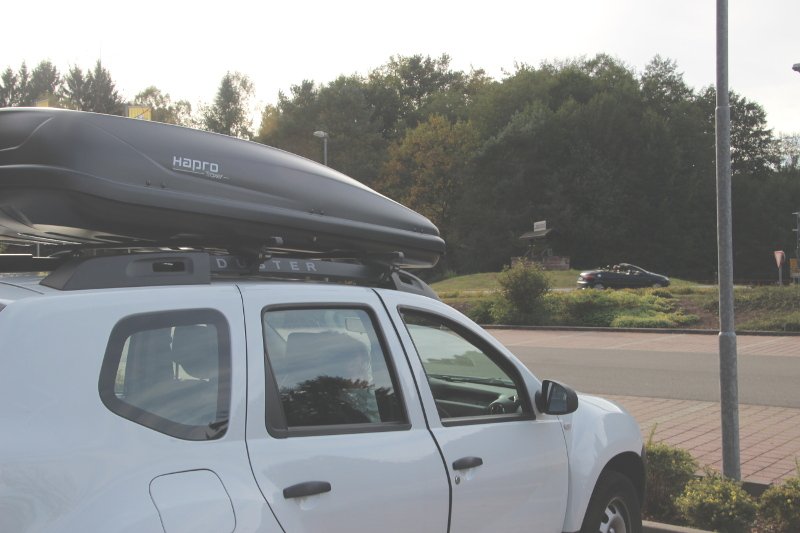 Eine 530-Liter-Dachbox auf einem Dacia Duster