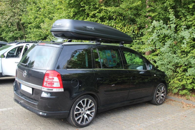 Dachbox von HAPRO mit 530 Litern Volumen mit Dachträgern von THULE auf einem Opel Zafira