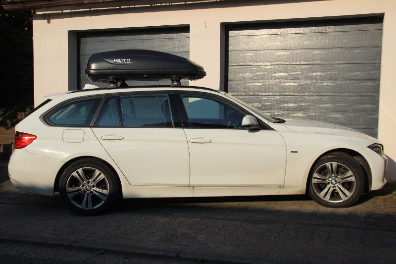 Dachbox von HAPRO mit 370 Liter Volumen mit Dachträgern von THULE auf einem BMW Kombi