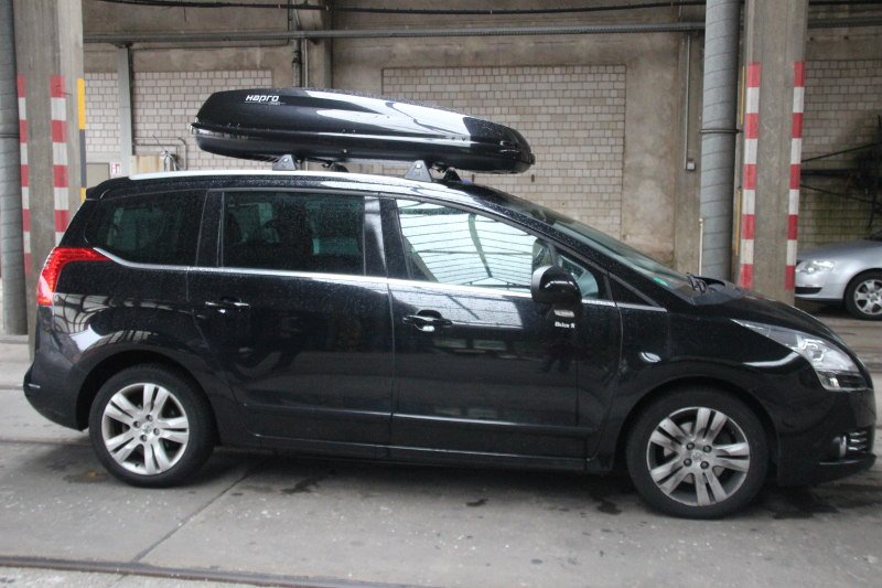 Dachbox 430 Liter Volumen auf einem Peugeot 5008 in Landau