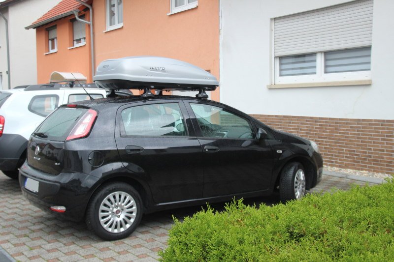 Landau: Dachbox mit 370 Litern Fassungsvermögen montiert auf einem Fiat Punto