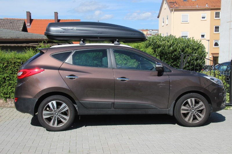 Eine Dachbox mit 530 Litern Volumen montiert auf einem Hyundai ix35 bei uns verfügbar z.B. in Landau