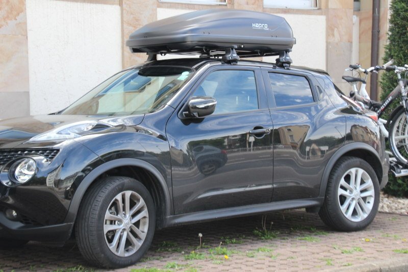 Eine Dachbox mit 370 Liter Inhalt auf einem Nissan Juke bei uns mietbar in Landau