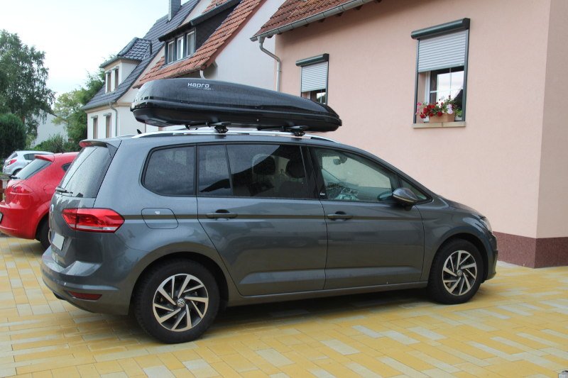 Freisbach: Dachbox von HAPRO auf einem VW Touran