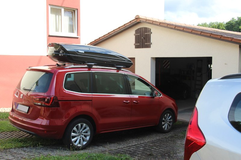 Eine XXL-Dachbox auf einem Seat Alhambra