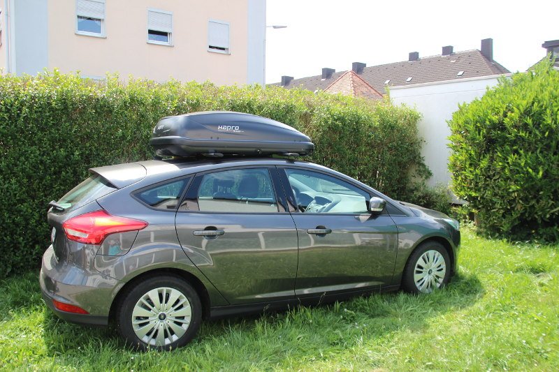 Eine Dachbox mit einem Fassungsvermögen von 370 Liter auf einem Ford Focus bei uns mieten in Landau