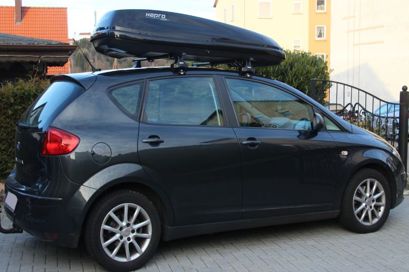 Dachbox mieten, z.B. in Freisbach. Hier: eine Box mit 430 Liter Volumen auf einem Seat Altea