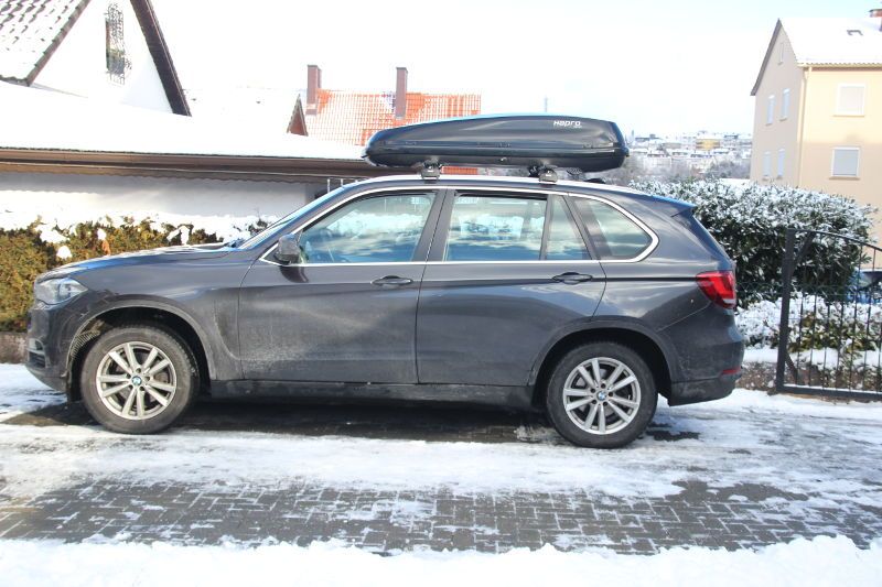 Eine Dachbox mit 530 Litern Fassungsvermögen auf einem BMW X5, bei uns zu mieten z.B. in Landau und Umgebung