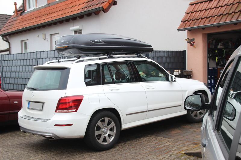 Eine Dachbox mit 530 Litern Fassungsvermögen montiert auf einem Mercedes GLK SUV - zu leihen bei uns z.B. in Freisbach
