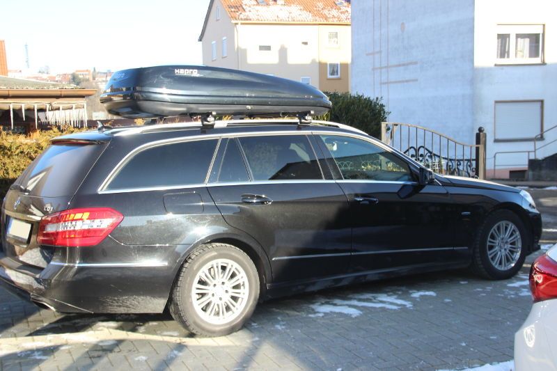 Eine Dachbox mit 430 Litern Volumen auf einem E-Klasse Mercedes Kombi, bei uns günstig zu mieten z.B. in Bellheim