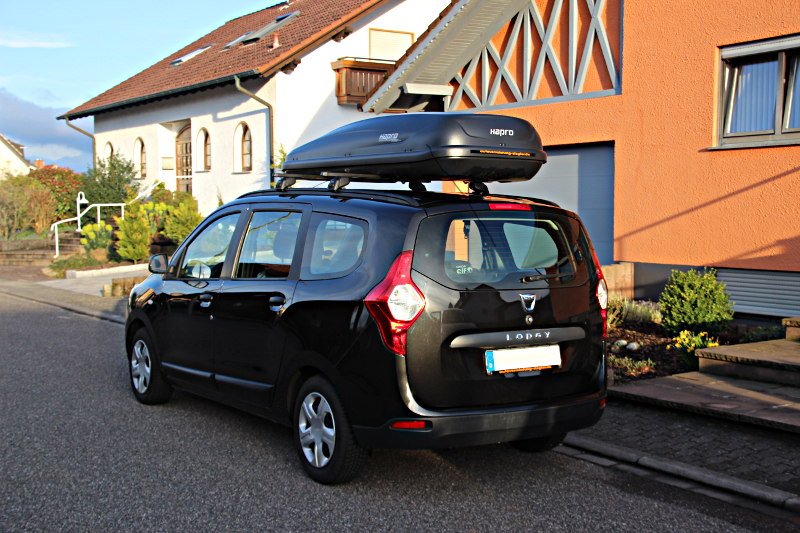 Eine Dachbox von HAPRO mit 530 Litern Volumen auf einem Dacia Lodgy Van, bei uns zu mieten in Edesheim