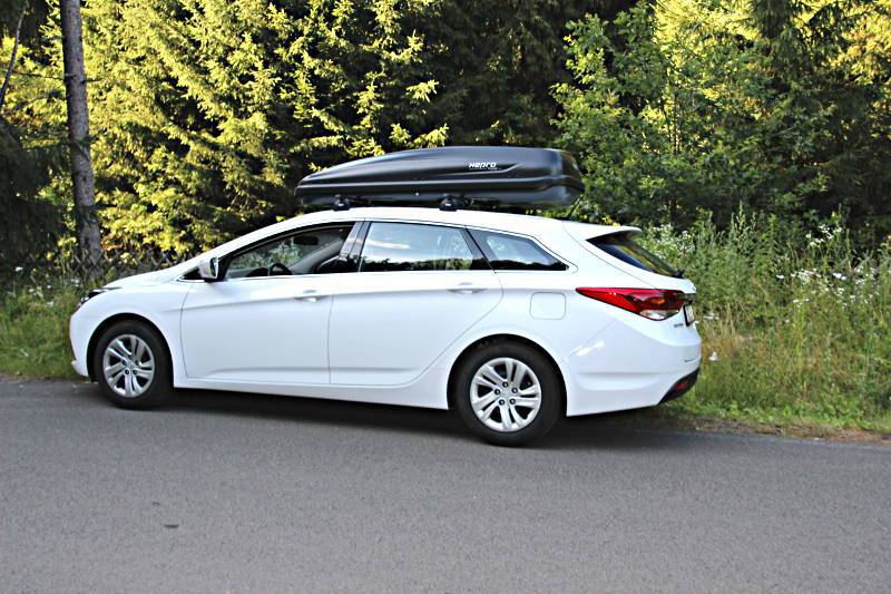 Eine Dachbox mit 530 Litern Volumen auf einem Hyundai i40 Kombi, bei uns verfügbar z.B. in Godramstein