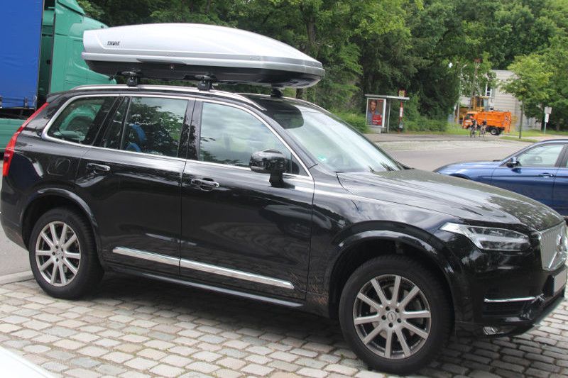 Dachbox von THULE mit 630 Liter Volumen auf einem VOLVO XC90 SUV bei uns in Landau zur Miete verfügbar