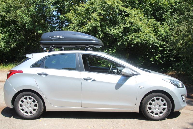 Eine Box von HAPRO mit 370 Liter Volumen auf einem Hyundai i30