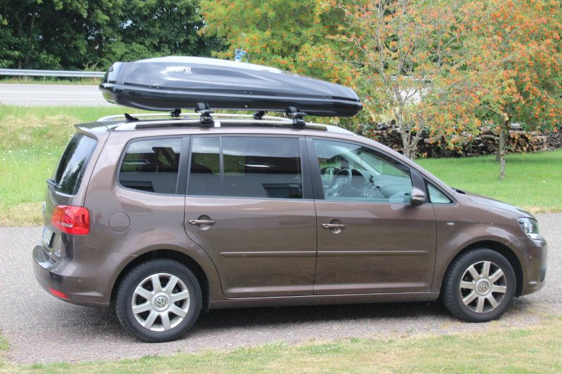 Eine Dachbox von Hapro auf einem VW Touran in Minfeld