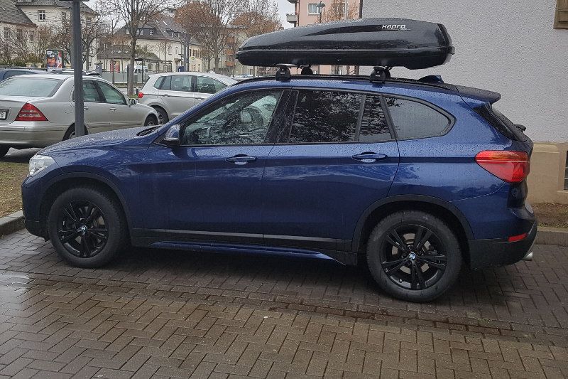 Freisbach: HAPRO-Dachbox mit 430 Liter Volumen auf einem BMW X1