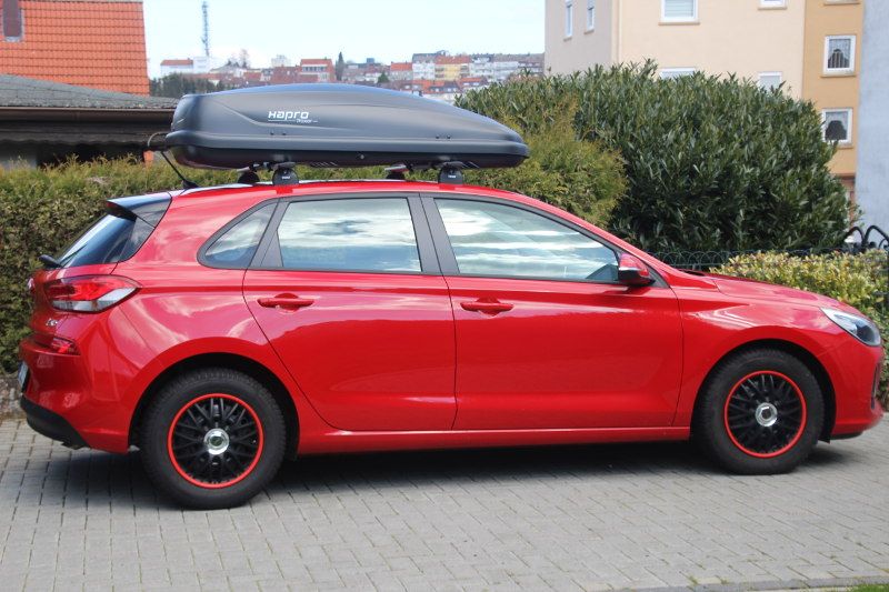 Landau: eine Dachbox mit 370 Liter Volumen auf einem Hyundai i30