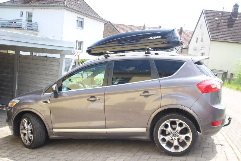 Landau: Dachbox mit 420 Liter Volumen auf einem Ford Kuga