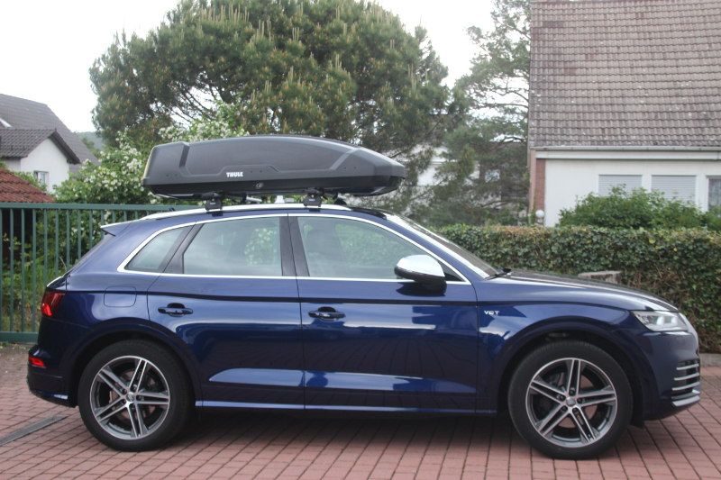 Landau: eine Dachbox mit 450 Liter Volumen auf einem Audi SQ5