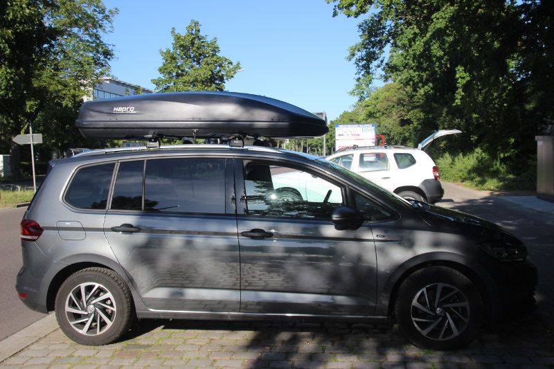 Landau: Dachbox von Hapro 600 Liter auf einem VW Touran