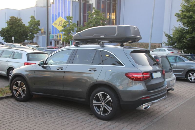 Eine Dachbox von THULE mit 450 Liter Volumen auf einem Mercedes GLC SUV