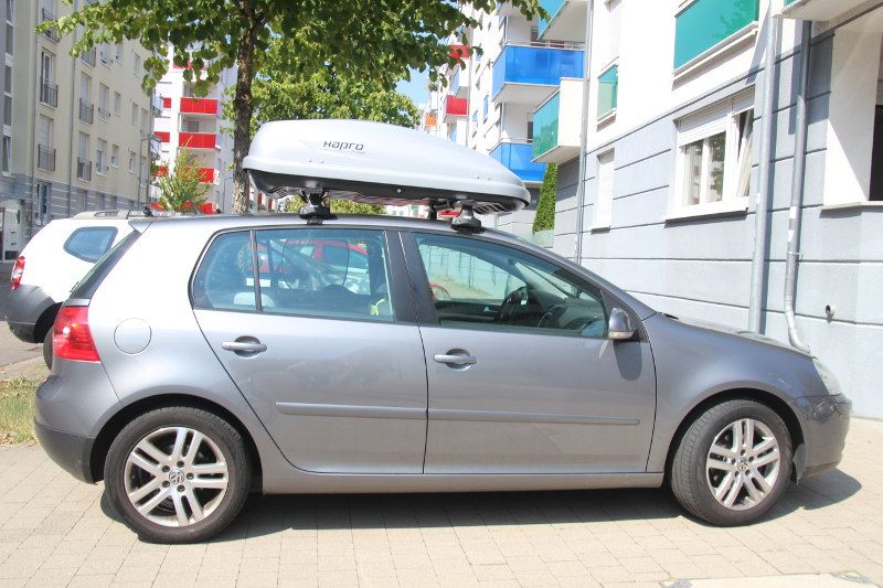 Dachbox von HAPRO  mit Dachträgern von Thule auf einem Volkswagen Golf V in Landau