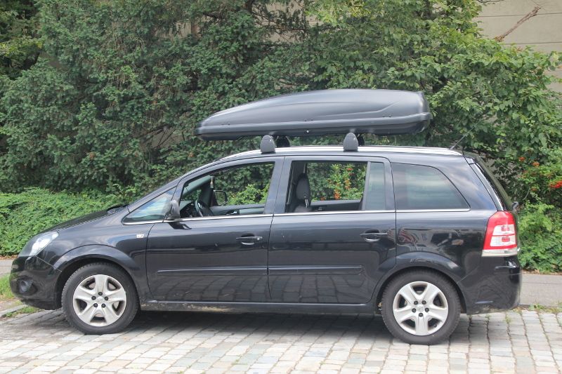 Landau: eine Dachbox mit 530 Liter Volumen auf einem Opel Zafira