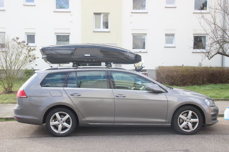 Landau: Dachbox von THULE mit einem Volumen von 640 Liter auf einem VW Golf Variant Kombi