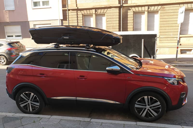 Eine THULE-Dachbox mit 640 Liter Volumen auf einem Peugeot 3008