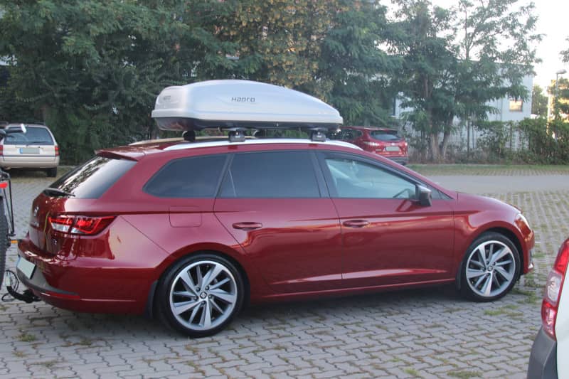 Eine Dachbox von HAPRO auf einem Seat Leon Kombi bei uns in Minfeld mieten