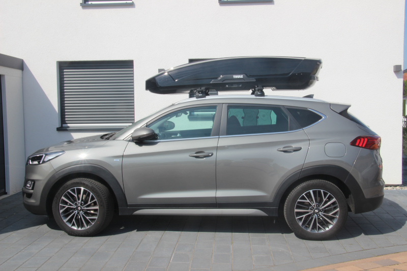 Eine Dachbox mit 640 Litern Volumen von THULE montiert auf einem Hyundai Tucson