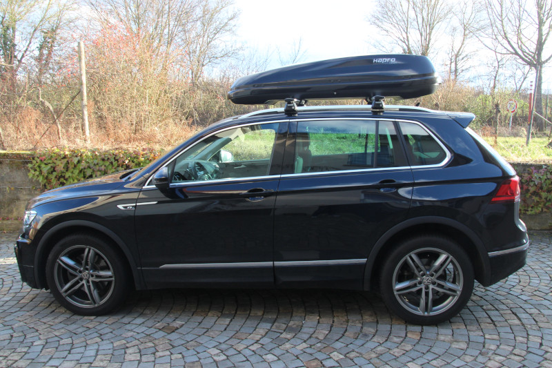 Dachbox mit 430 Liter Volumen von HAPRO auf einem VW Tiguan in Edesheim