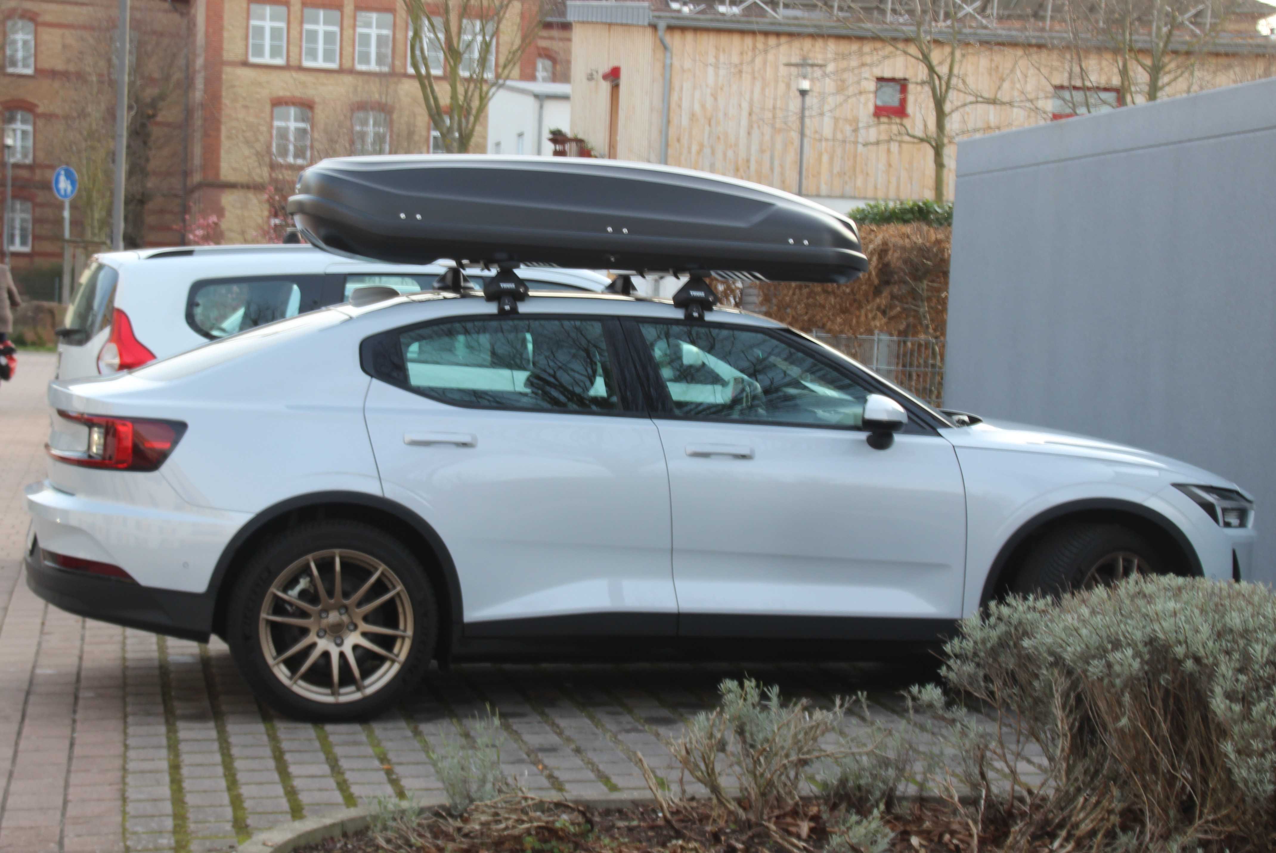 Dachbox mit 530 Liter Volumen auf einem Polestar 2 in Landau / Pfalz